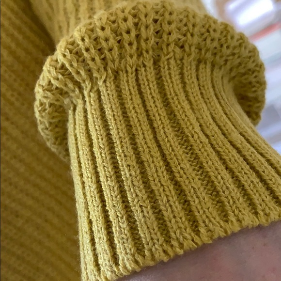 Yellow sweater! - Picture 5 of 7